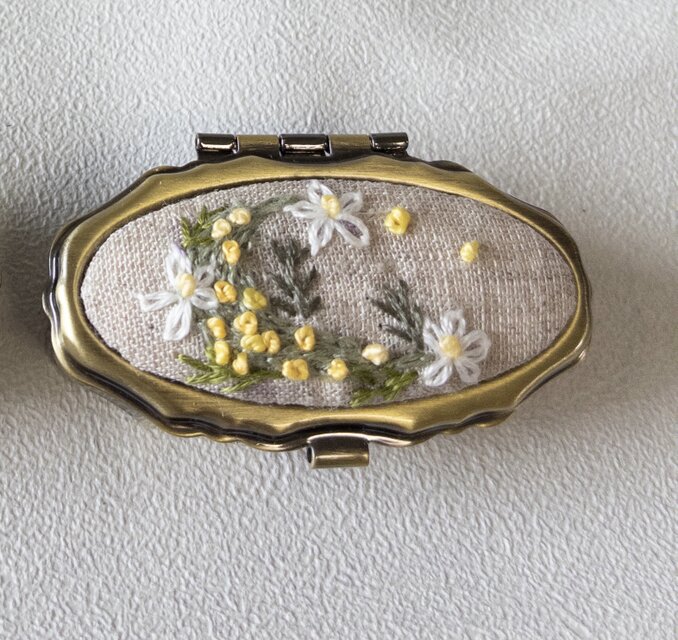 ミモザと小花の庭。手刺繍のアンティーク風ピルケース（小物入れ