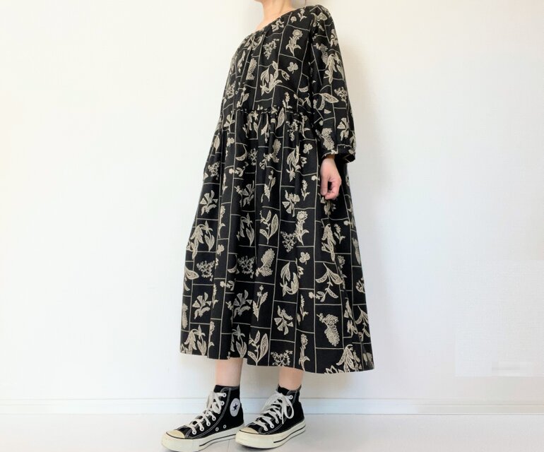 大人の花柄ブラックワンピース＊刺繍調の植物標本＊長袖＊ゆったり