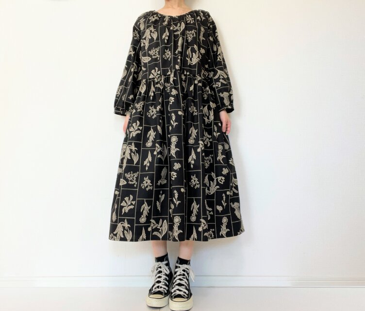 大人の花柄ブラックワンピース＊刺繍調の植物標本＊長袖＊ゆったり
