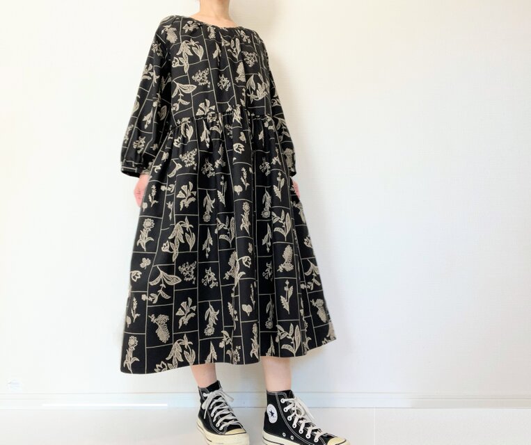 大人の花柄ブラックワンピース＊刺繍調の植物標本＊長袖＊ゆったり