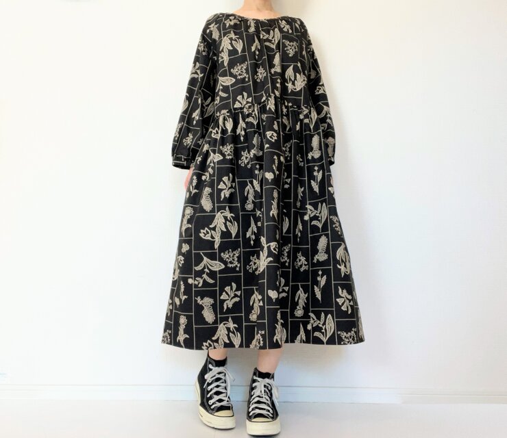 大人の花柄ブラックワンピース＊刺繍調の植物標本＊長袖＊ゆったり