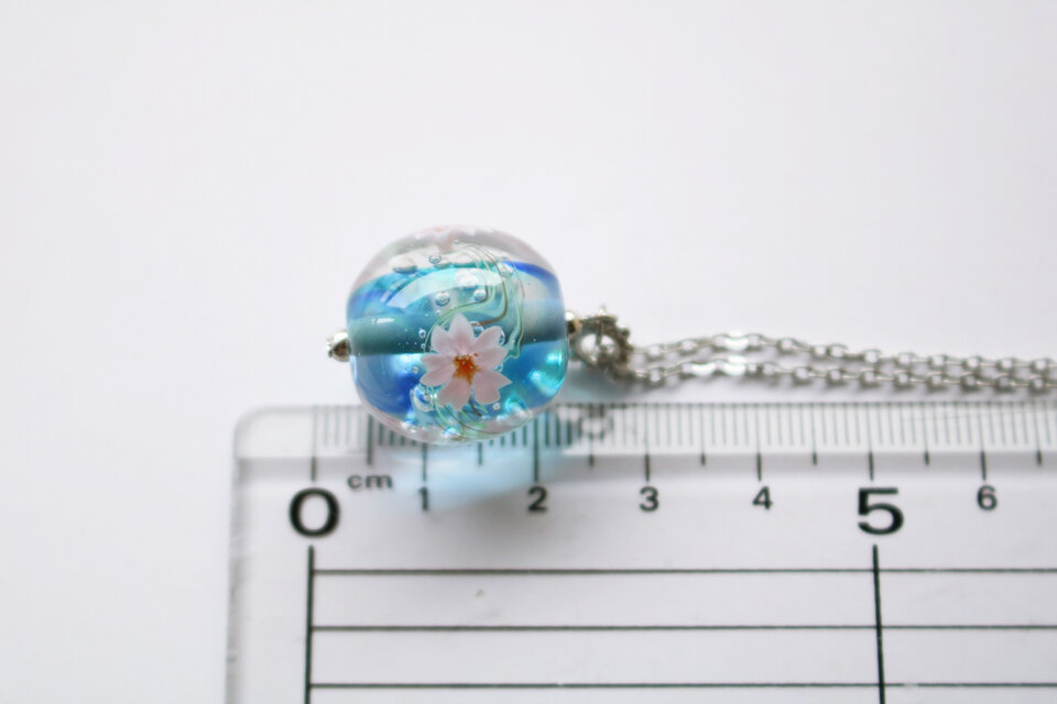 桜のとんぼ玉（ガラス玉）ネックレス／水色×青 | iichi 日々の暮らしを