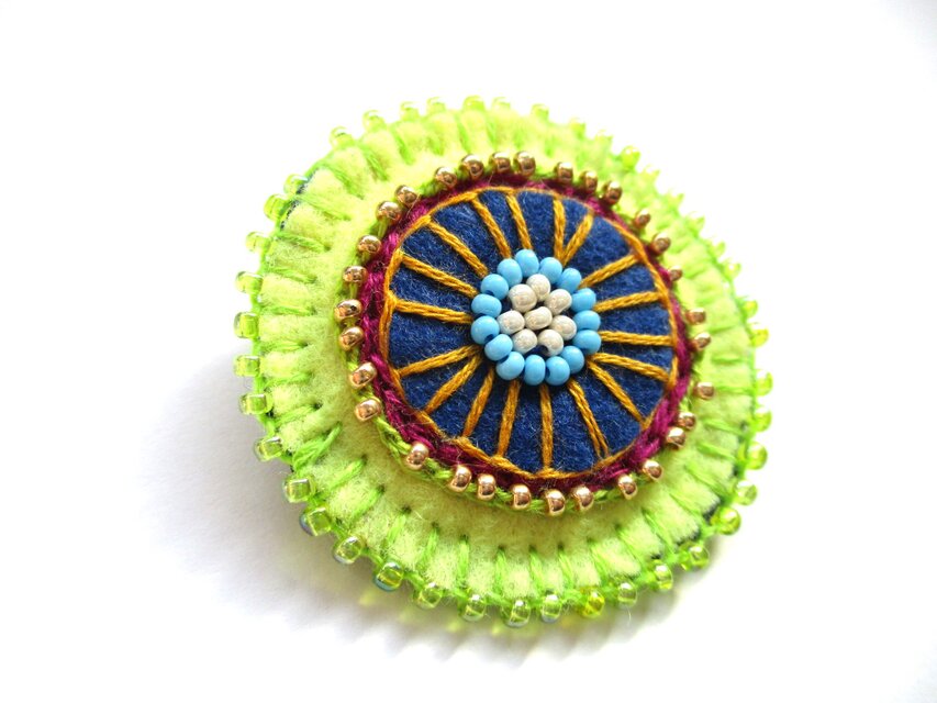 ビーズ刺繍のブローチ⑭ | iichi 日々の暮らしを心地よくする
