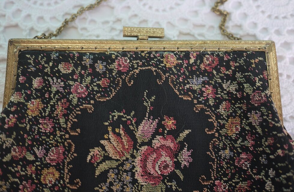 アンティーク　ヴィンテージ 花柄刺繍 クラッチバッグ　プチポワン　蚤の市 アンティーク ヴィンテージ 花柄刺繍 クラッチバッグ プチポワン