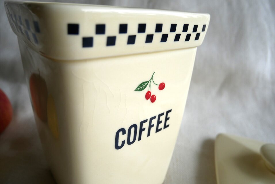 マニー　キャニスター　2個セット　さくらんぼ　陶器 陶磁器製 サクランボ柄 蓋付きキャニスター COFFEE | iichi 日々の