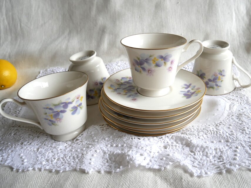 Noritake Ivory すみれの絵柄のコーヒー＆ティーカップ＆ソーサー 4客 