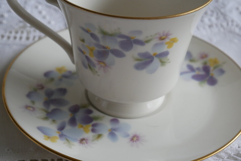 Noritake Ivory すみれの絵柄のコーヒー＆ティーカップ＆ソーサー 4客 