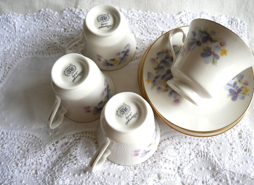 Noritake Ivory すみれの絵柄のコーヒー＆ティーカップ＆ソーサー 4客 