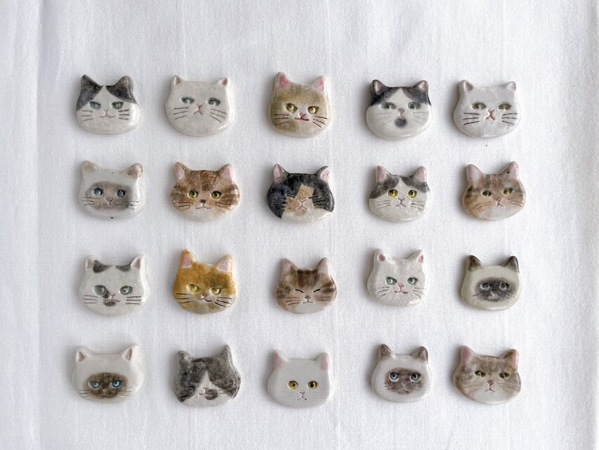 猫のお顔の陶器ブローチ〜穏やかな白猫〜【一点もの】 | iichi 日々の