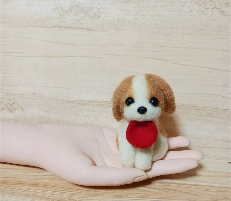 エサ入れくわえて頂戴とせがんでいるプチ犬 ホネあるよ | iichi 日々の