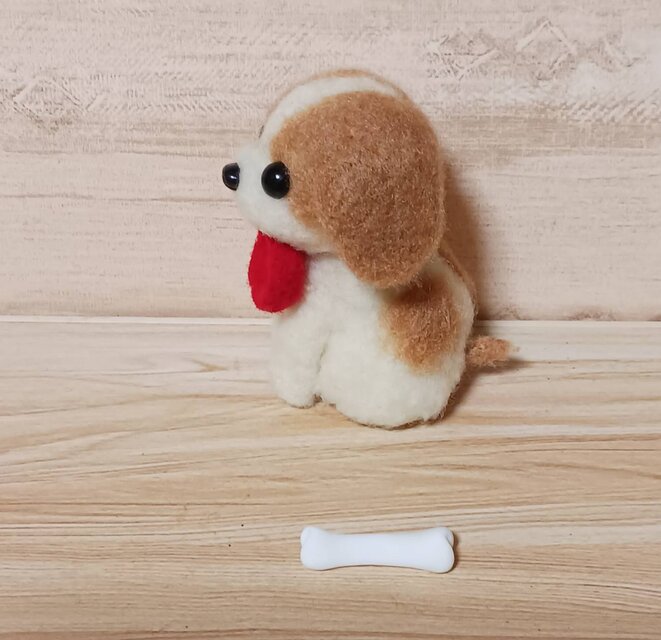 エサ入れくわえて頂戴とせがんでいるプチ犬 ホネあるよ | iichi 日々の