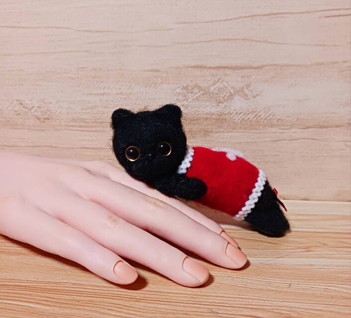 羊毛フェルト チェックピンクのクッションにまったり黒猫ちゃん