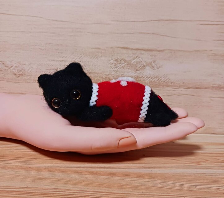 ＊羊毛フェルト＊黒猫ちゃん＊ハンドメイド 羊毛フェルト チェックピンクのクッションにまったり黒猫ちゃん