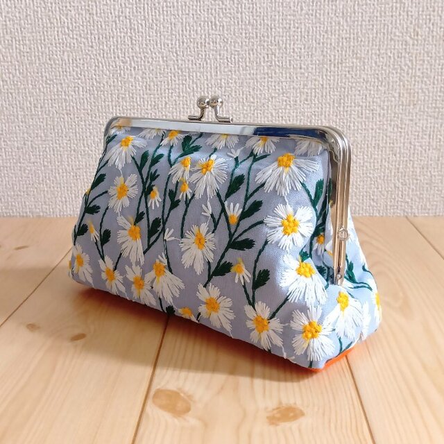 デイジー刺繍 大きめがま口ポーチ 16.5cm口金 通帳ケース お薬手帳