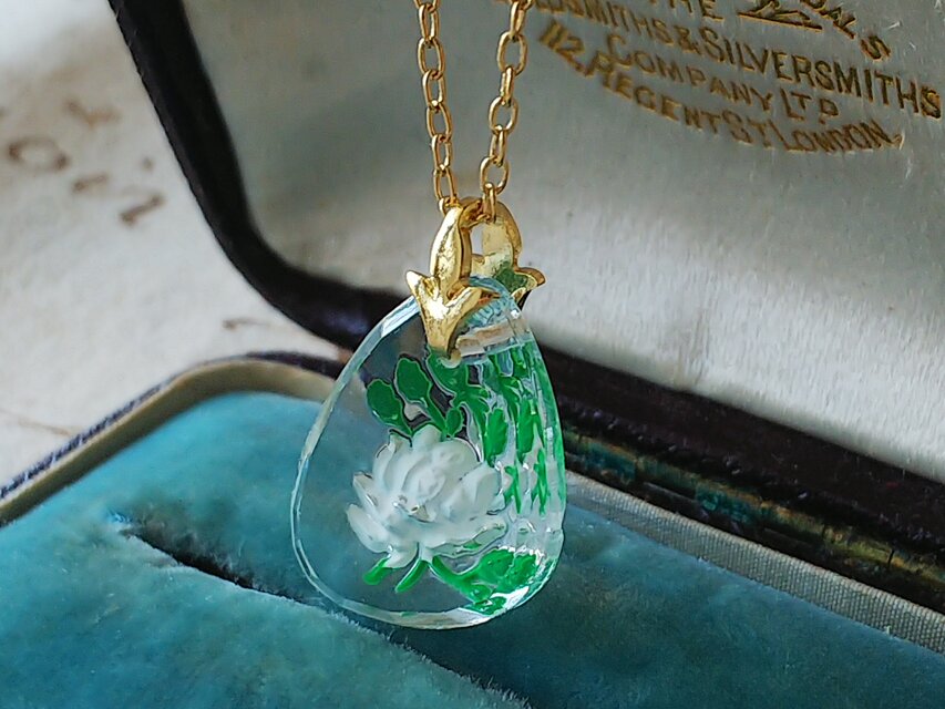 ヴィンテージ 真っ白な薔薇と新緑Green／インタリオGlass ネックレス