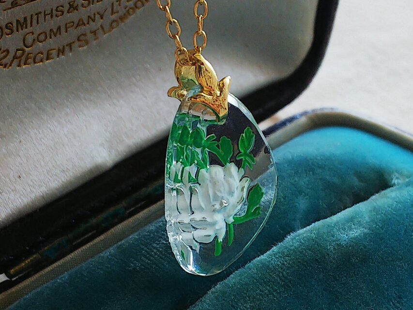 ヴィンテージ 真っ白な薔薇と新緑Green／インタリオGlass ネックレス