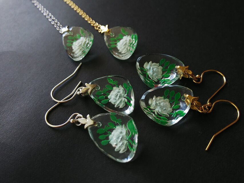 ヴィンテージ 真っ白な薔薇と新緑Green／インタリオGlass ネックレス