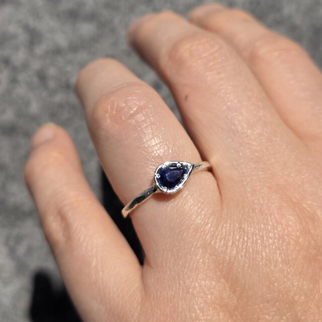 ブルーサファイア しずく0.67ct 彫留め シルバーSV925リング | iichi