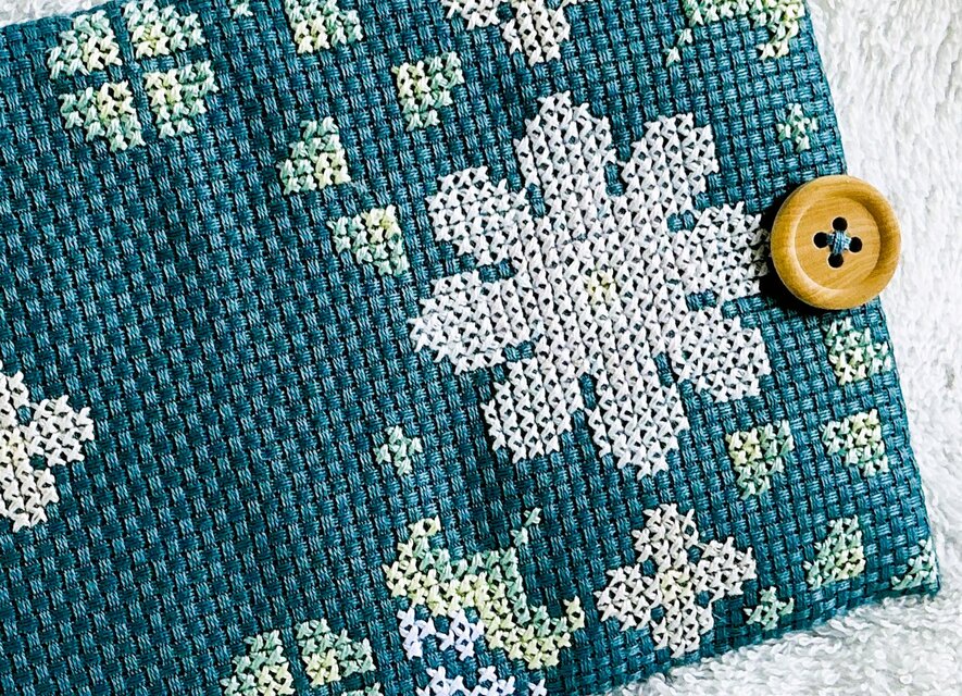 クロスステッチのニードルケース・四色展開 | iichi 日々の暮らしを
