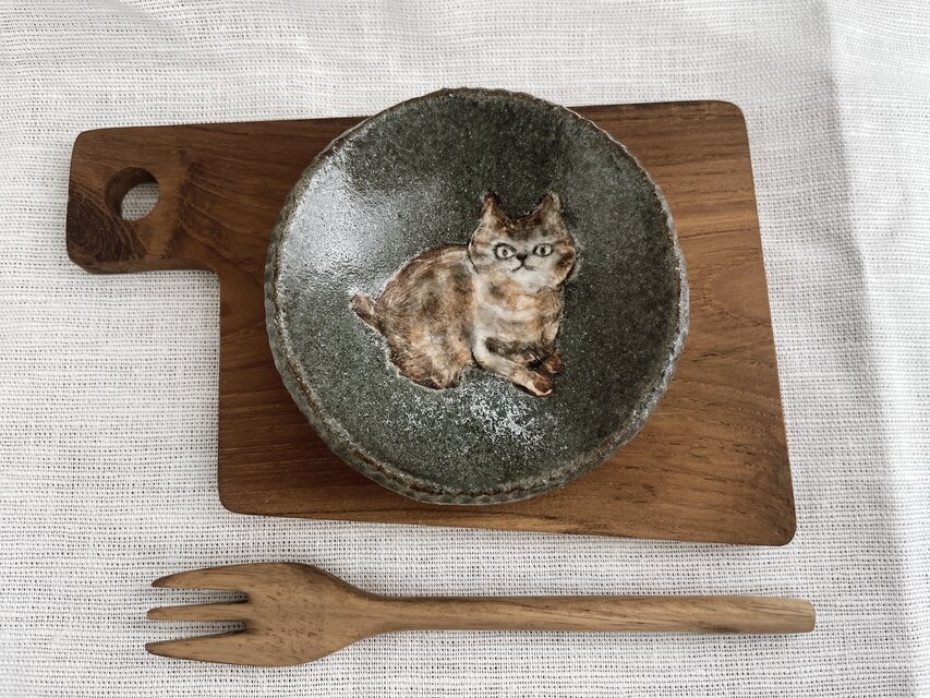 じっと見つめるキジ猫の豆皿 9cm｜青緑の陶器プレート｜手描き一点