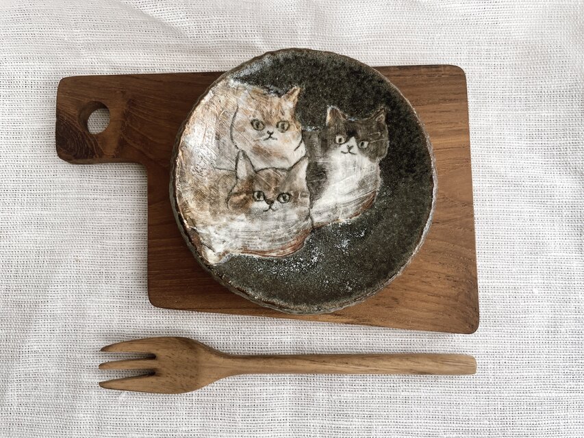 寄り添う仲良し3匹の猫の豆皿 9cm｜青緑の陶器プレート｜手描き