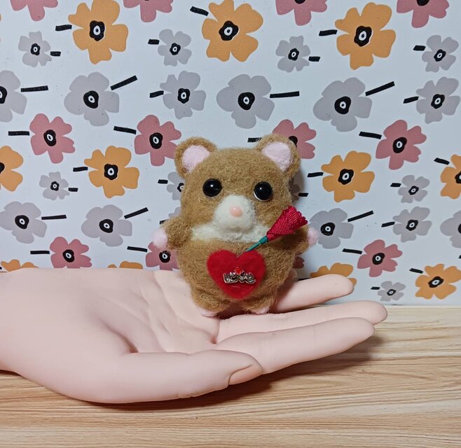 羊毛フェルトお母さんカーネーションどうぞ ハムスター | iichi 日々の