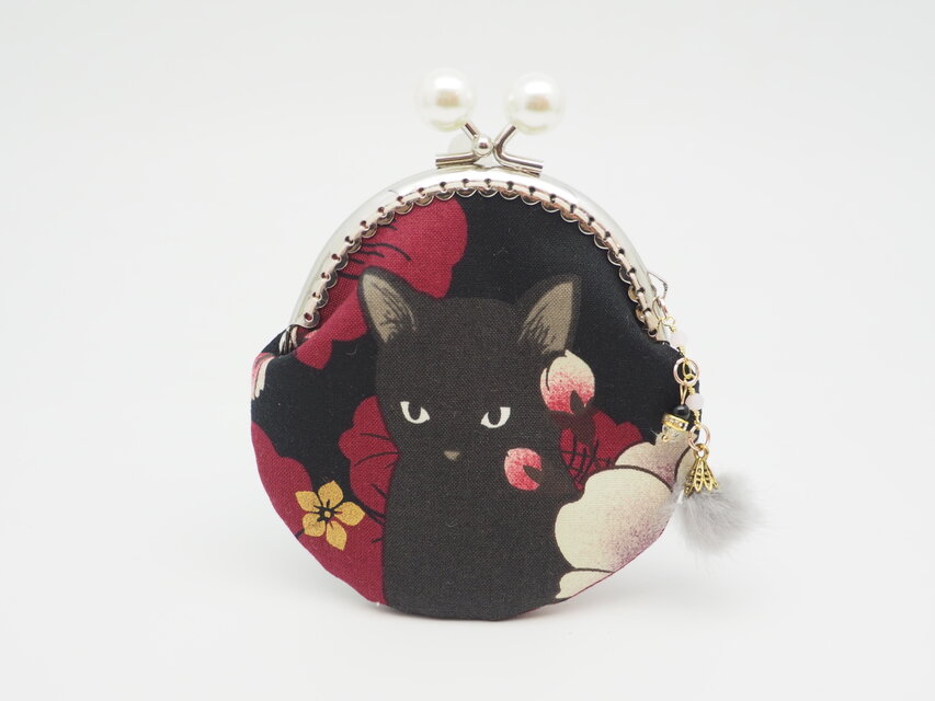 牡丹と猫ちゃん♪ ハンドメイド がま口バッグ ショルダー対応 黒猫キルトゲイト ハンドメイド がま口バッグ がま口ショルダーバッグ*黒猫と牡丹 ショルダー対応 黒 黒猫と牡丹・パープルグレー」がま口ポーチ・コインケース（口金