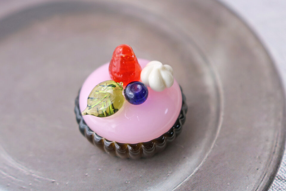 ミニチュア喫茶へようこそ！】ガラスのメロンソーダと苺タルト | iichi