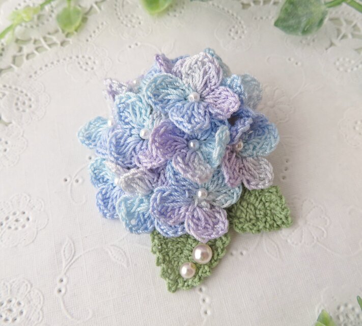 レース編み ふっくら紫陽花のブローチ ～blue&purple～ | iichi 日々の