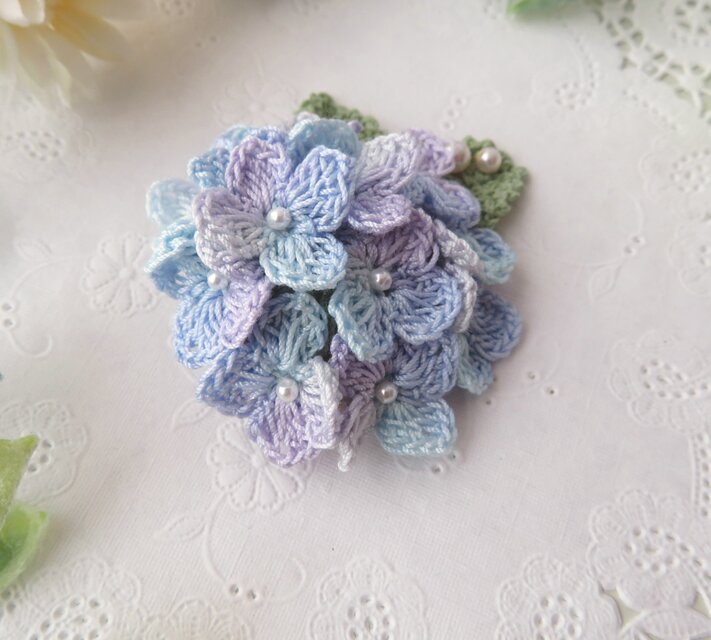 レース編み ふっくら紫陽花のブローチ ～blue&purple～ | iichi 日々の