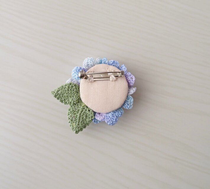 レース編み ふっくら紫陽花のブローチ ～blue&purple～ | iichi 日々の