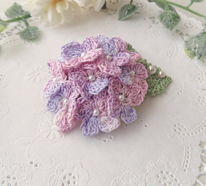 レース編み ふっくら紫陽花のブローチ ～purple＆pink～ | iichi 日々