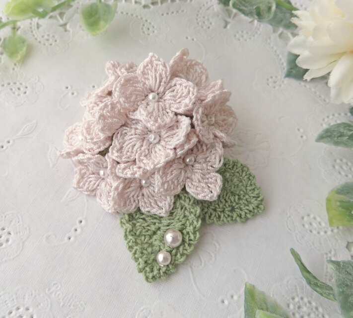 レース編み ふっくら紫陽花のブローチ ～white pink～ | iichi 日々の