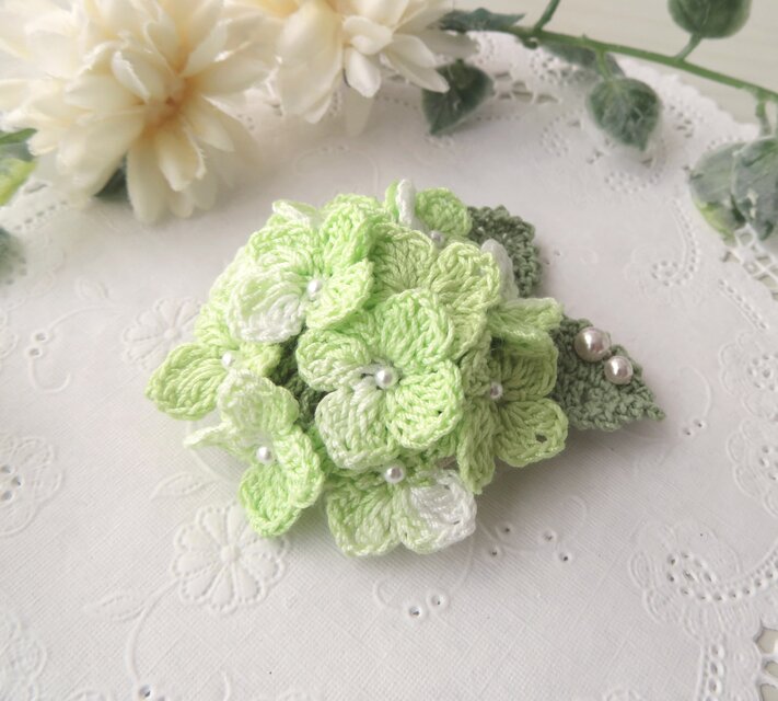 レース編み ふっくら紫陽花のブローチ ～green latte～ | iichi 日々の