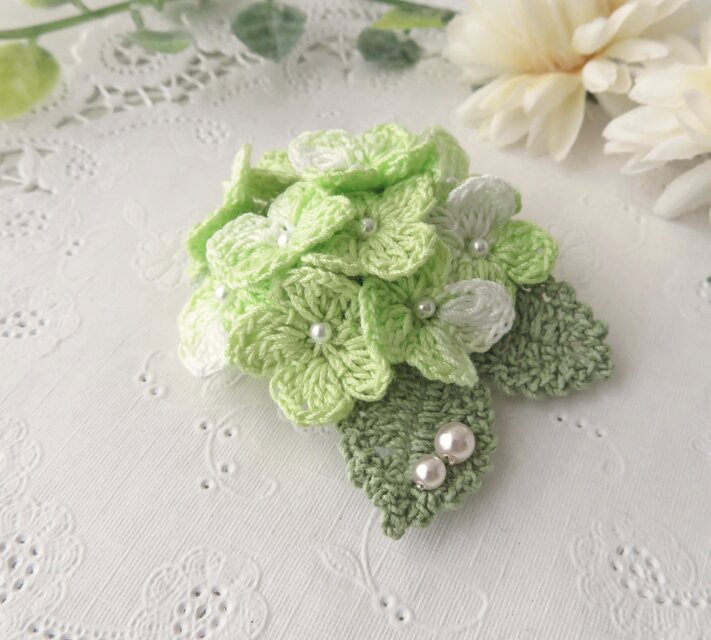 レース編み ふっくら紫陽花のブローチ ～green latte～ | iichi 日々の