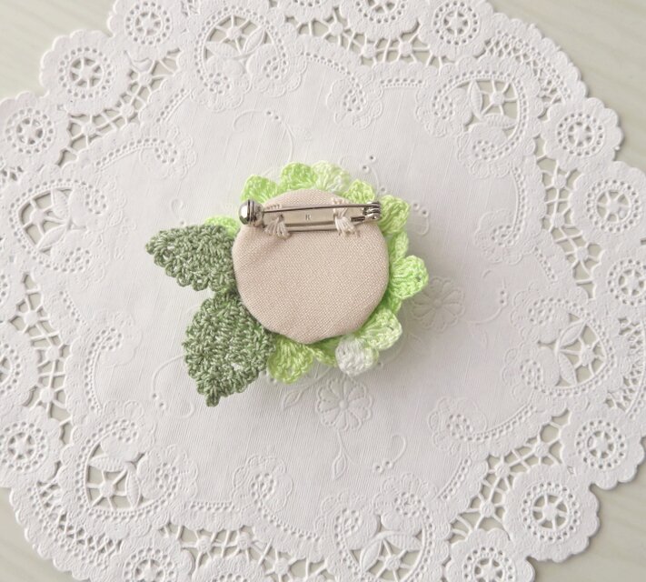レース編み ふっくら紫陽花のブローチ ～green latte～ | iichi 日々の