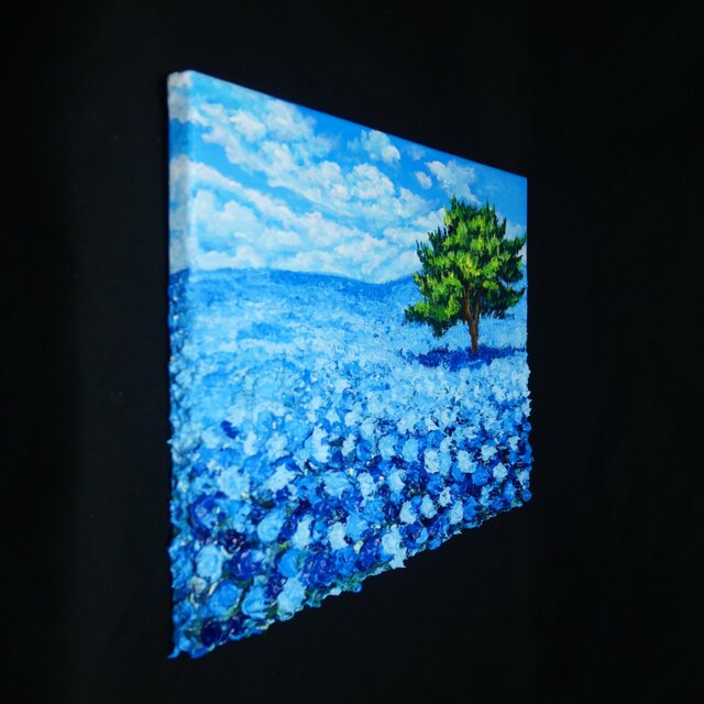 原画】静寂の青に溶ける、ネモフィラの丘と一本の木 | iichi 日々の