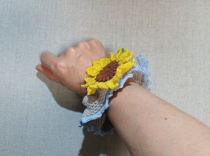 ひまわり咲くリネンコットンのシュシュ|シュシュブレスレットにも