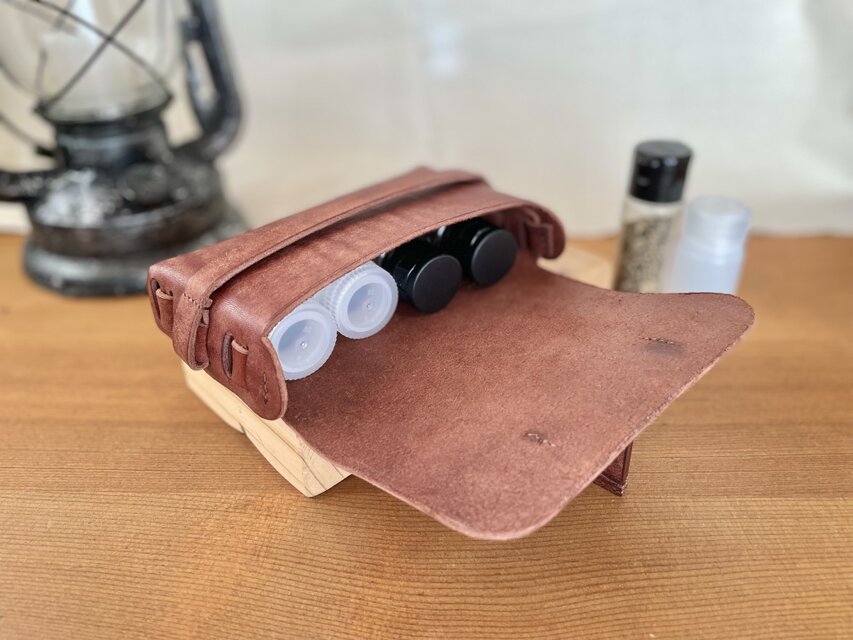 ハンドメイド　ケース　ブラウン キャンプ】自立するスパイスボトルケース（ダークブラウン） | iichi