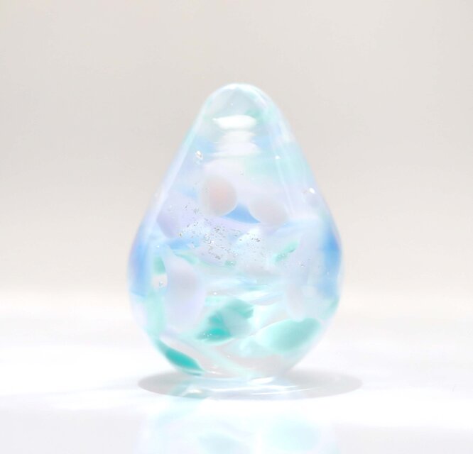 ガラスの雫の小さなオブジェ 「紫陽花の舞」 | iichi 日々の暮らしを