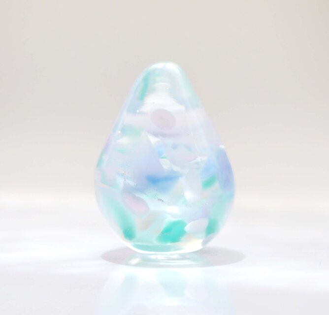 ガラスの雫の小さなオブジェ 「紫陽花の舞」 | iichi 日々の暮らしを