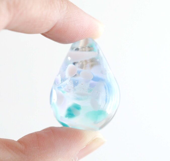 ガラスの雫の小さなオブジェ 「紫陽花の舞」 | iichi 日々の暮らしを