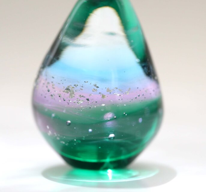 ガラスの雫の小さなオブジェ 「紫陽花色のひと雫」 | iichi 日々の