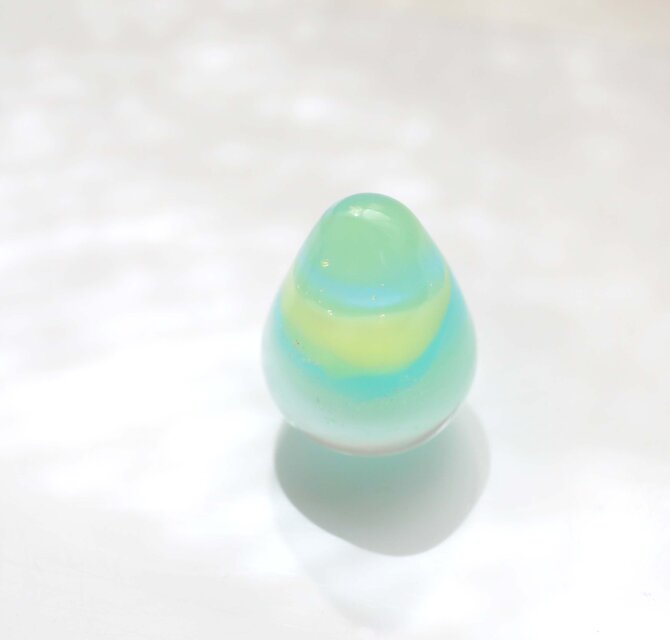 ガラスの雫の小さなオブジェ 「新緑のひと雫」 | iichi 日々の暮らしを