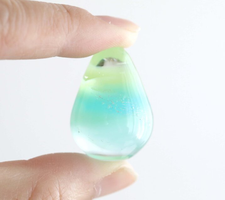 ガラスの雫の小さなオブジェ 「新緑のひと雫」 | iichi 日々の暮らしを