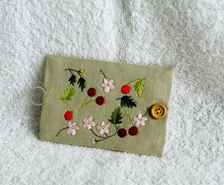 サクランボ刺繍のニードルケース・五色展開 | iichi 日々の暮らしを