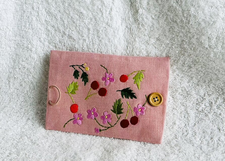 サクランボ刺繍のニードルケース・五色展開 | iichi 日々の暮らしを