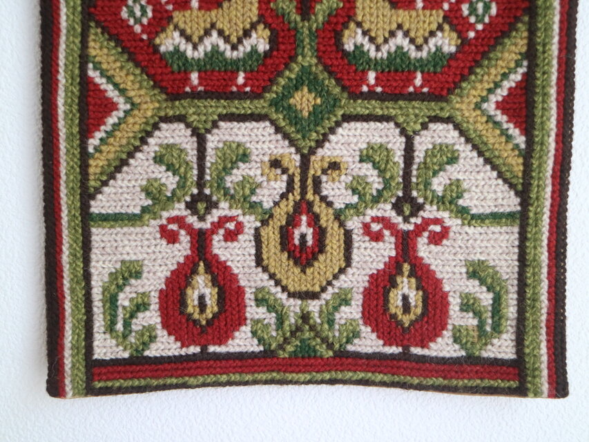 6/21までに! ヨーロッパ式刺繍絵タペストリー:  At the  スウェーデンで見つけたツヴィスト刺繍のタペストリー No.6747 | iichi