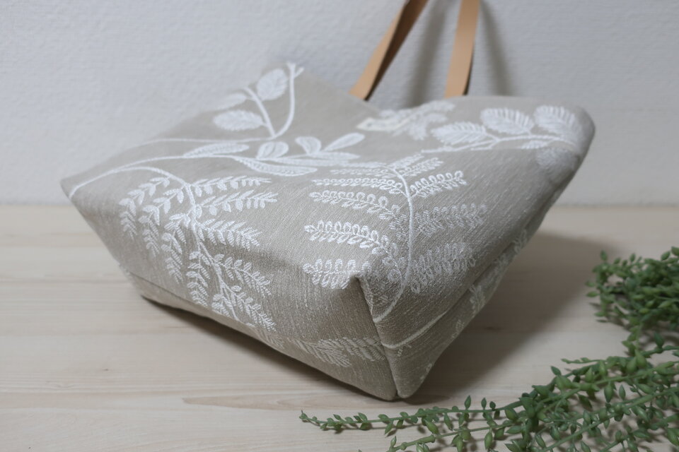 イギリス刺繡柄リネン混トートバック | iichi 日々の暮らしを心地よく