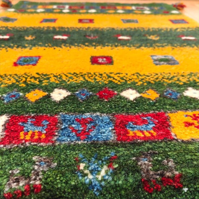 ペルシャ ギャッベ 玄関マット ラグ 87x60cm 黄金色 緑色 ヤギ 羊 生命